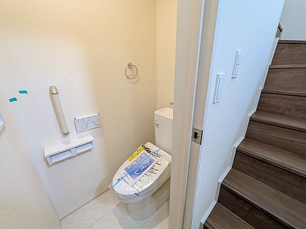 温水洗浄便座はパネル操作式です