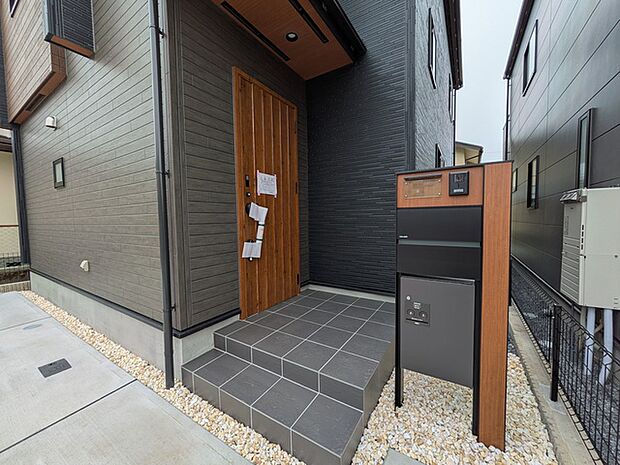 玄関外観と設備の様子