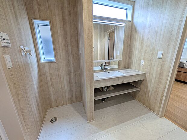 バス用品のストックにも使える床下収納のある脱衣所