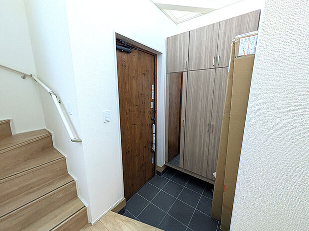 玄関収納には姿見付き。お出かけ前に身だしなみチェック