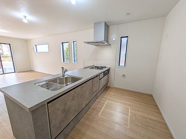 リビングダイニングを見渡せる対面キッチン