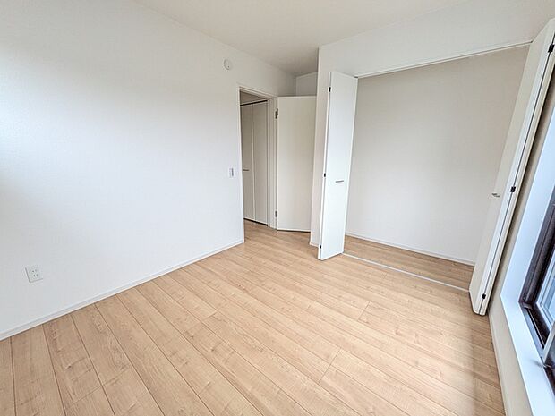 北側約5.2帖の洋室