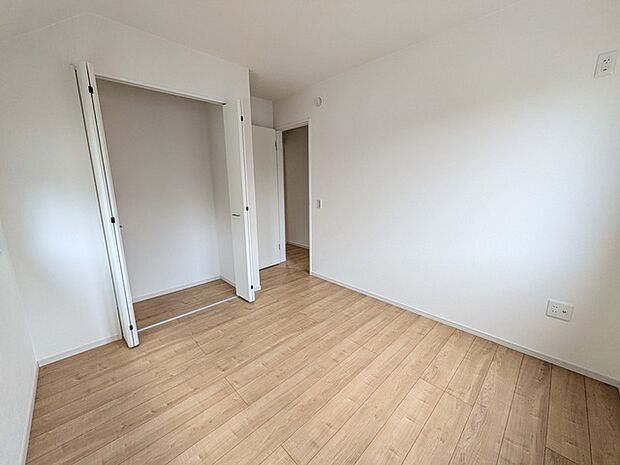 南側約5.2帖の洋室