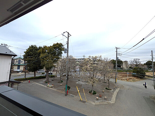 バルコニーから公園が見える開放的な眺望