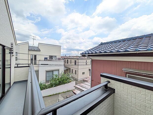 前面は住宅が建ち並ぶ閑静な街並み