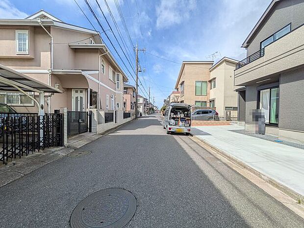 幅員約6mの南西向き道路に接道、間口12.4m・日当たり良好◎