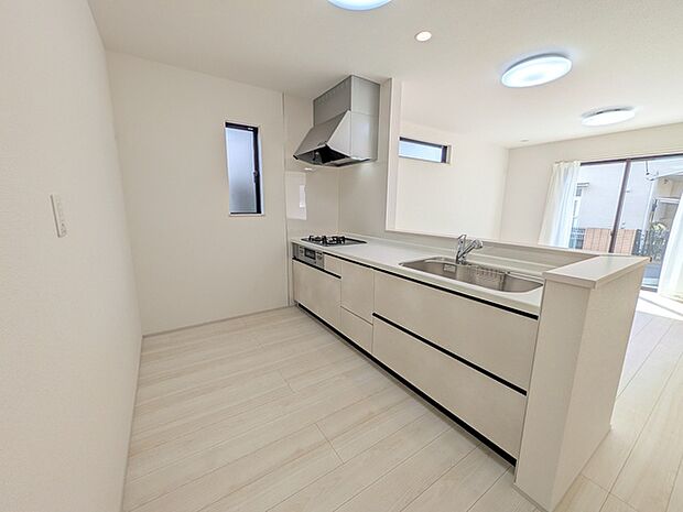 リビングの様子を見ながら作業ができる対面式キッチン