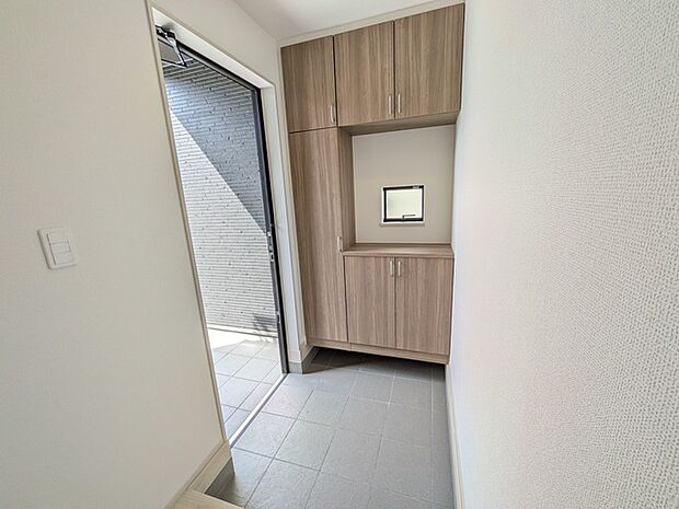 自然光の入る玄関。シューズボックスもございます