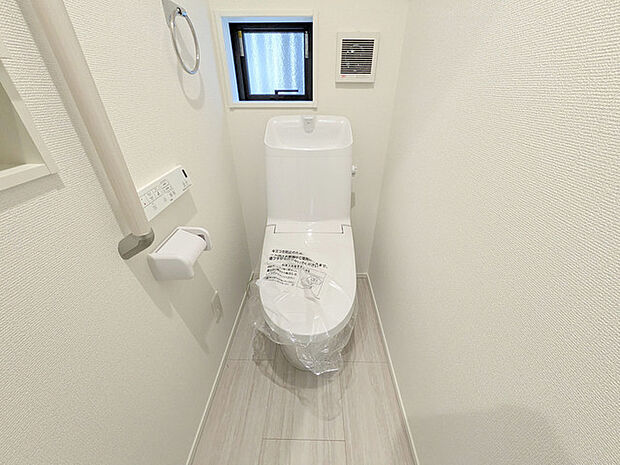 手すり付きで安全なトイレスペース