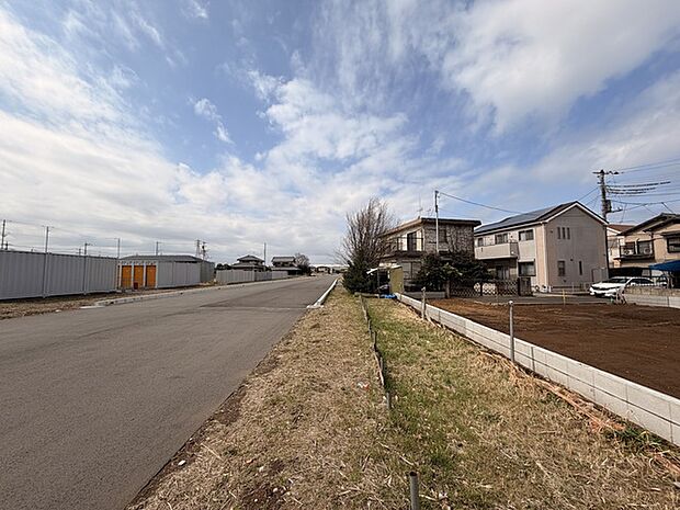 バルコニー側道路 建物が無いので開放的です