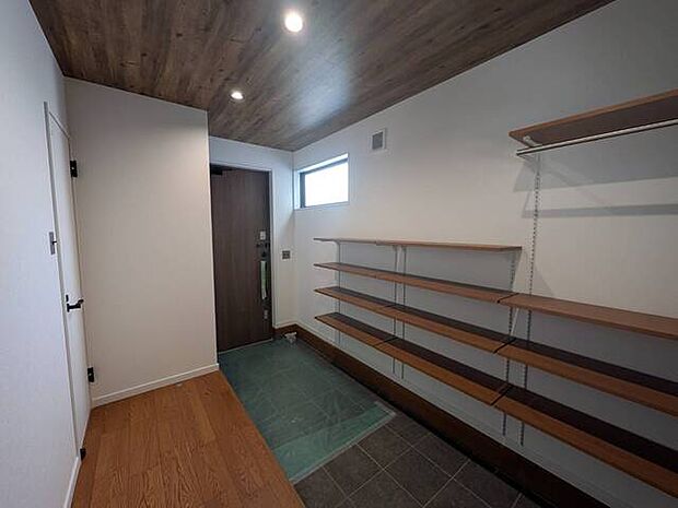 玄関壁面には可動式棚付き インテリアも配置できるのでこだわりの空間を作れます