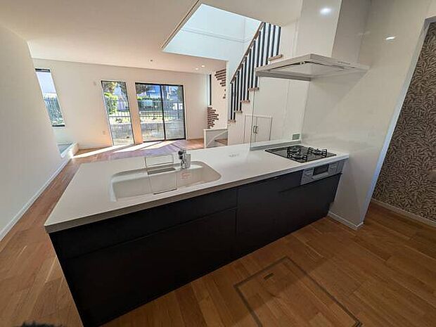 リビングダイニングを見渡せる対面キッチン