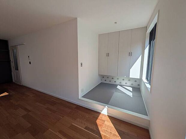 窓からそそぐ、たっぷりの陽射し