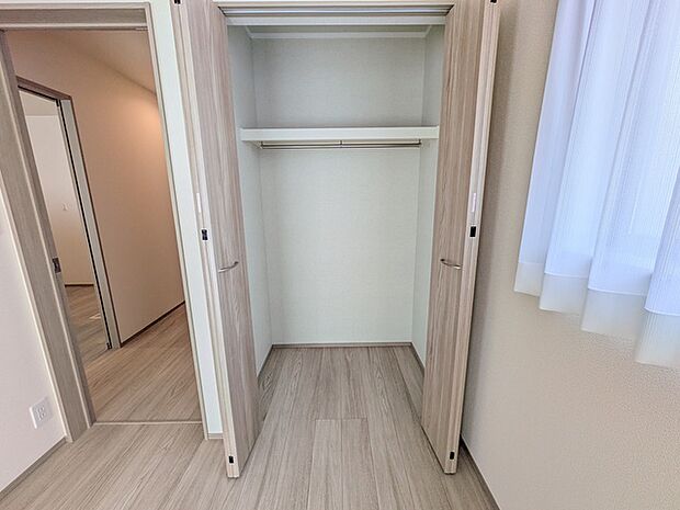 収納扉は中が見やすい折れ戸タイプ