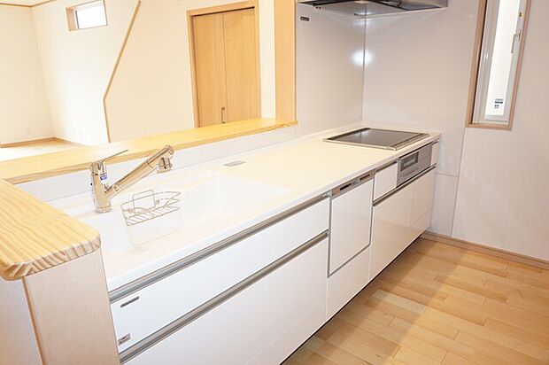 お料理中も会話が弾む対面式キッチン