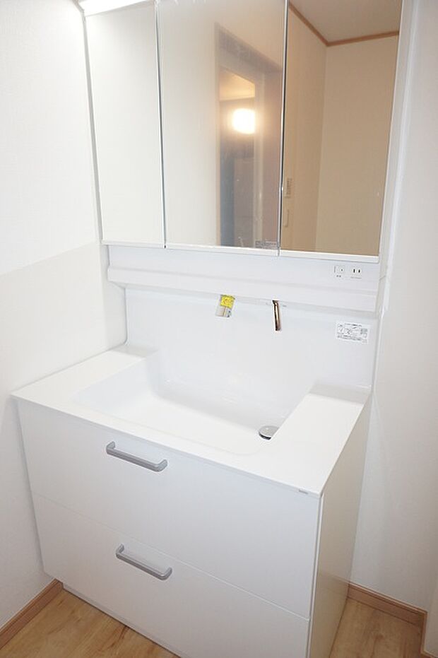収納豊富な三面鏡タイプの洗面化粧台