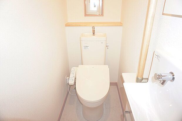 トイレは快適な温水洗浄機能付き 手すりが付いているのでどなたでも安心して使用できます