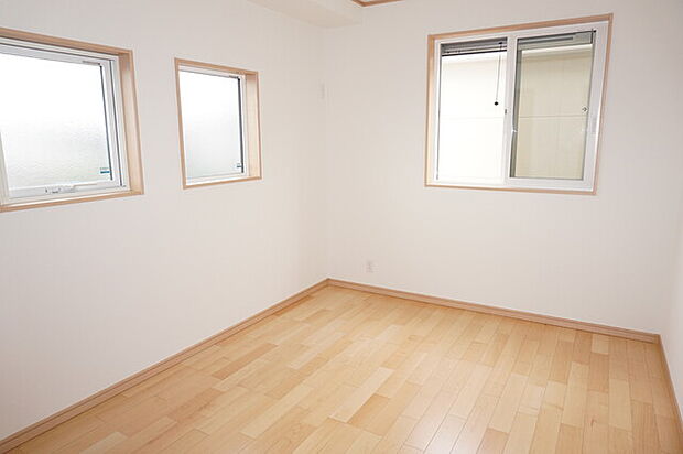 約6帖の洋室 2階は全室2面採光です