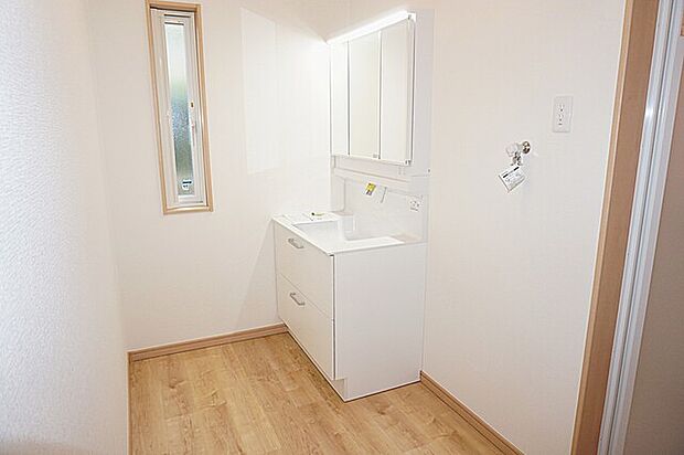 収納豊富な三面鏡タイプの洗面化粧台 洗面室はゆとりある広さです