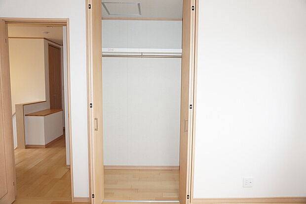 ハンガーパイプ付きのクローゼット