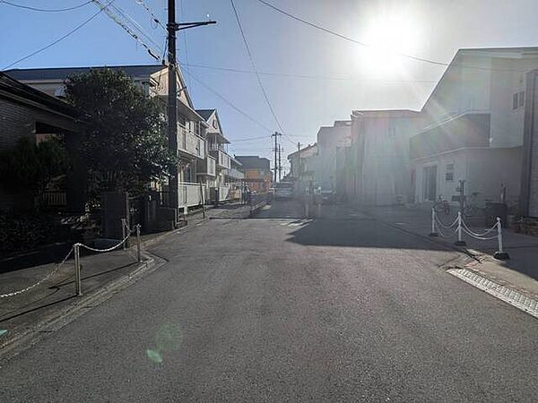 前面道路は通り抜け不可　近隣住民以外の通行がほぼ無いためお子様にも安心です♪