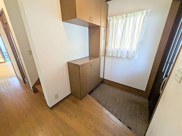 シューズボックスはお出掛け前に嬉しい姿見付き