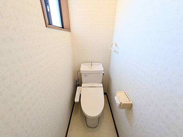 各階に設置されたトイレは快適な温水洗浄機能付