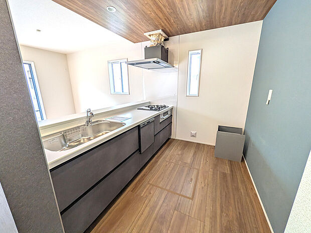 家族との会話を楽しみながらお料理できる対面式キッチン採用