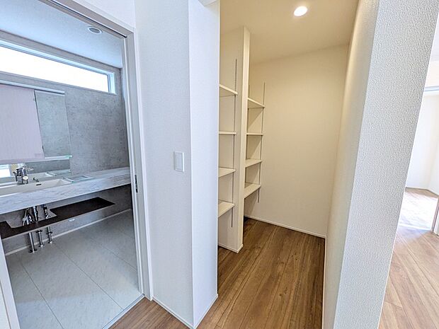 食糧品のストックや食器がしまえるパントリー