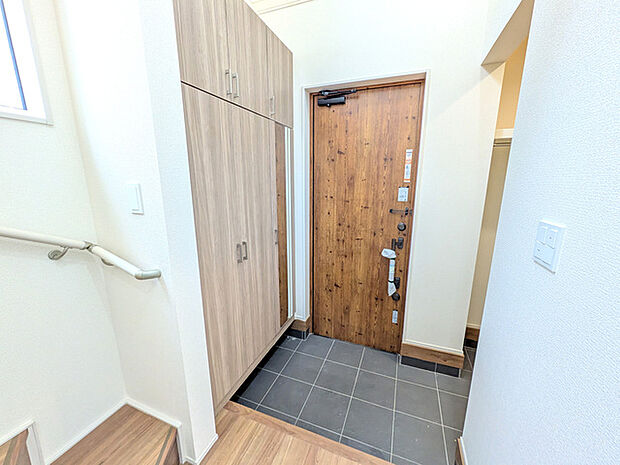 大型シューズボックス・土間収納付きで玄関周りが綺麗に保てます◎