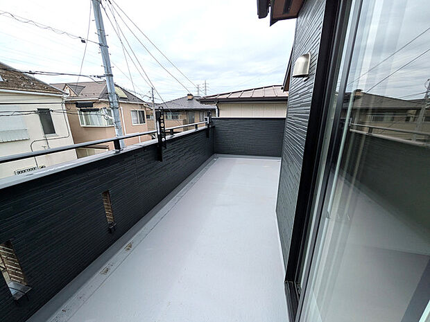 洋室2部屋より出入り可能な広めのバルコニー