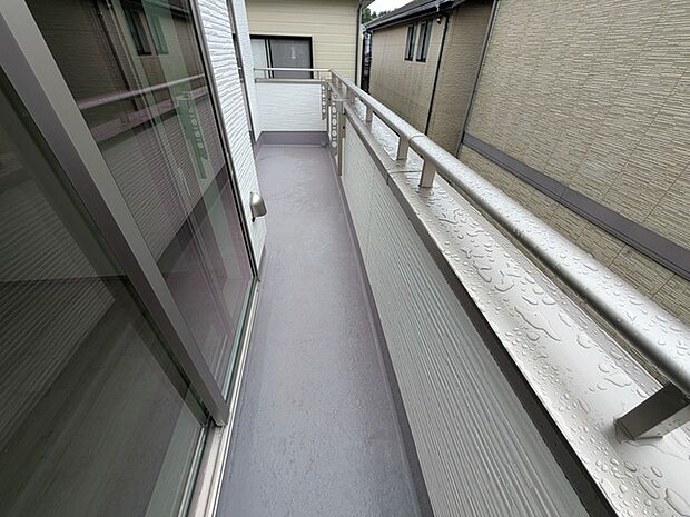 バルコニーへは2室より出入りが可能