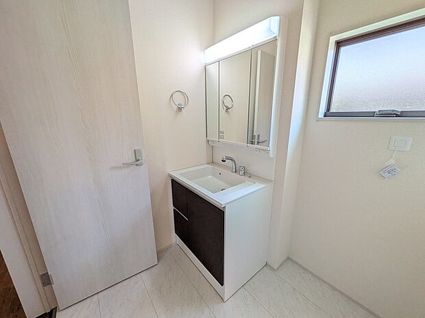 三面鏡タイプの洗面台は収納もたっぷり付いてきれいに保てます