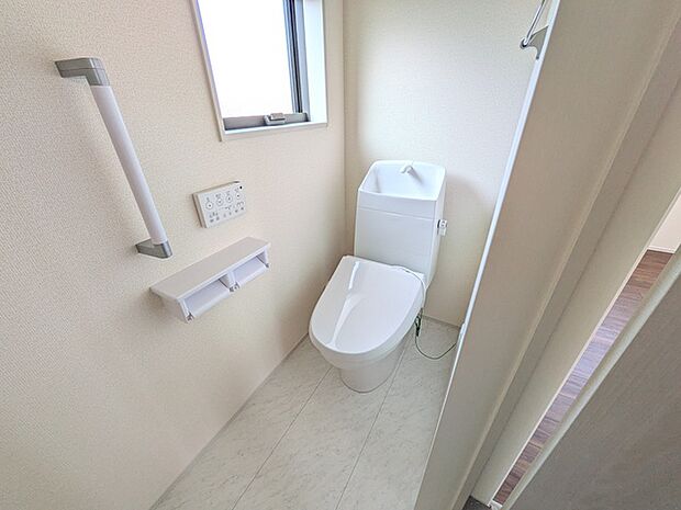 トイレは快適な温水洗浄機能付き 手摺もあるので、どなたでも安全に使用できます