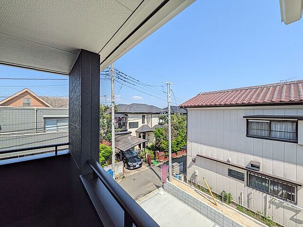前面は住宅が建ち並ぶ閑静な街並み