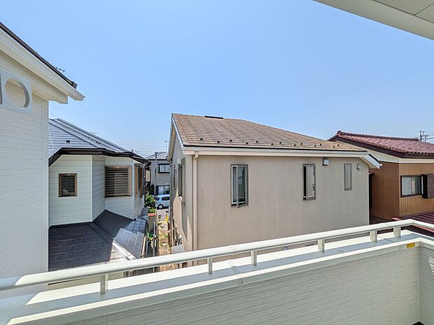 前面は住宅が建ち並ぶ閑静な街並み