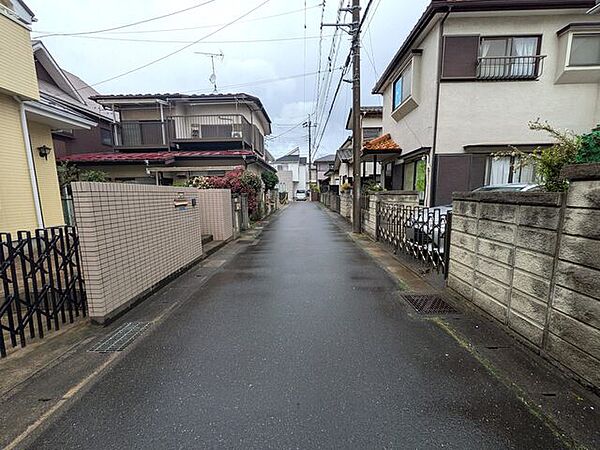 メインの通りから離れた閑静な住宅街です