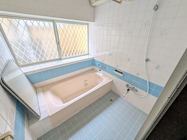 一日の疲れを癒す浴室　窓があるので自然換気可能です