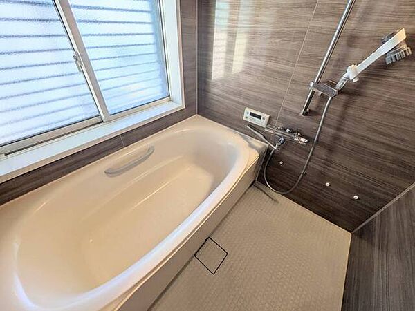 疲れた身体を癒すゆったり1坪バス。ルーバーシャッター付きで、換気も気楽に行えます