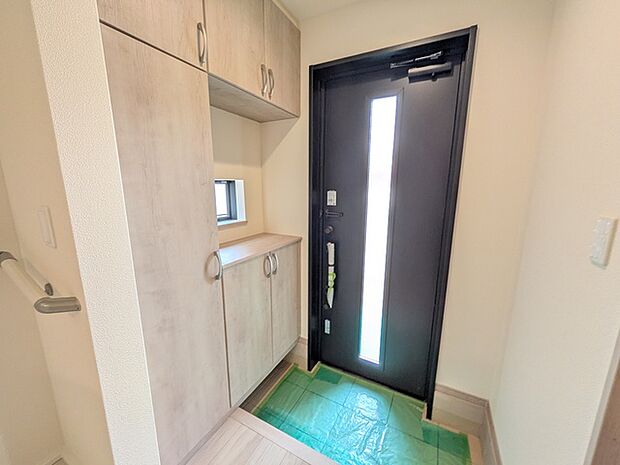 開口部付きの明るい玄関