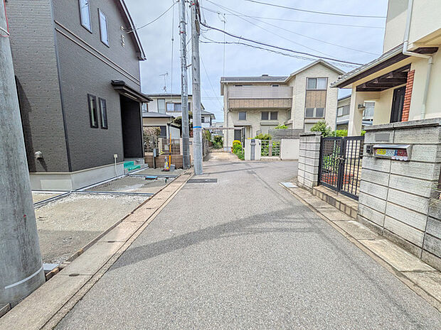 商業施設や教育機関が徒歩圏内に揃う、ファミリー世帯に優しい住環境です