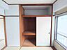 室内：収納力のある天袋付き