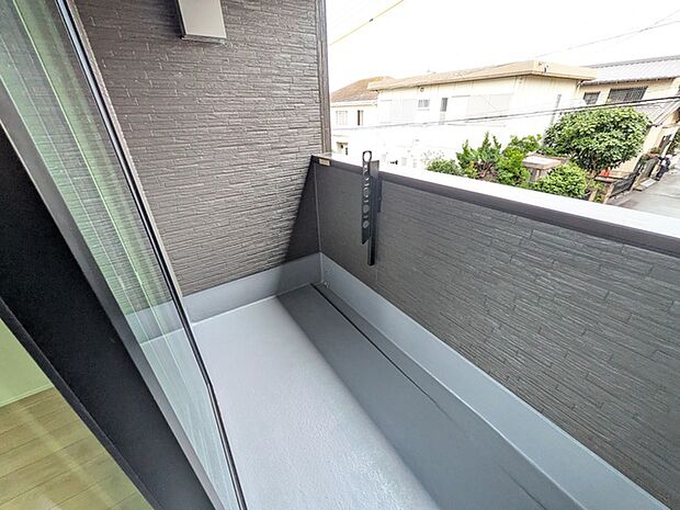 ルーフバルコニー 屋根があるので、少しの雨なら洗濯物が濡れず安心です◎