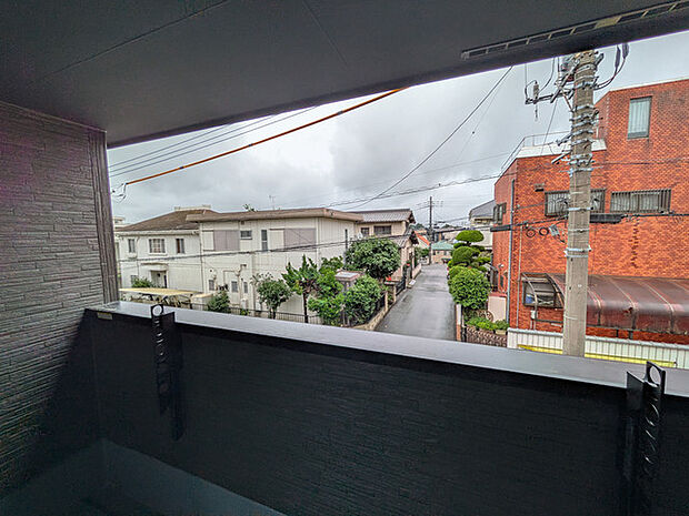 前面は住宅が建ち並ぶ閑静な街並み