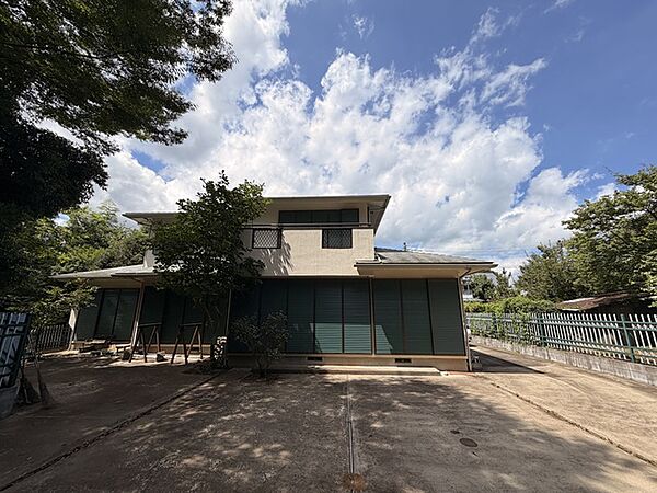 建物南側には採光窓が多く配置されており、室内にたっぷりの太陽光を届けます