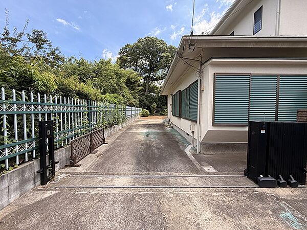 敷地面積約234.7坪　建物裏手には広々駐車スペースとお庭が広がります