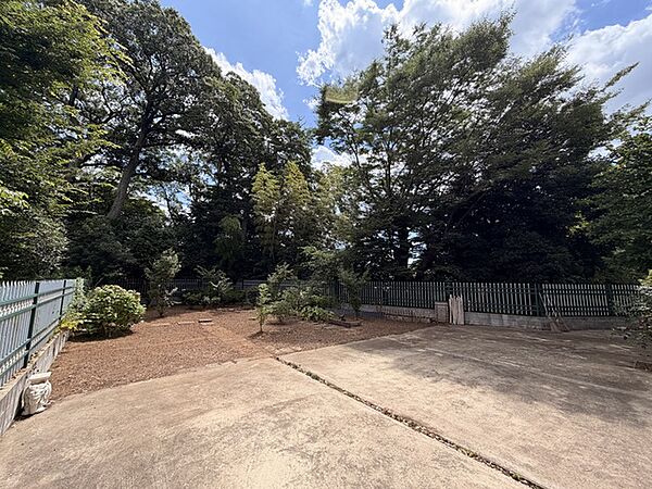 駐車スペースとお庭　大きなガレージを置いたり家庭菜園を楽しんだり、お子様の遊び場にもなります