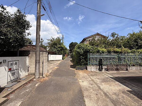 小学校徒歩1分でお子様の通学も安心の距離です