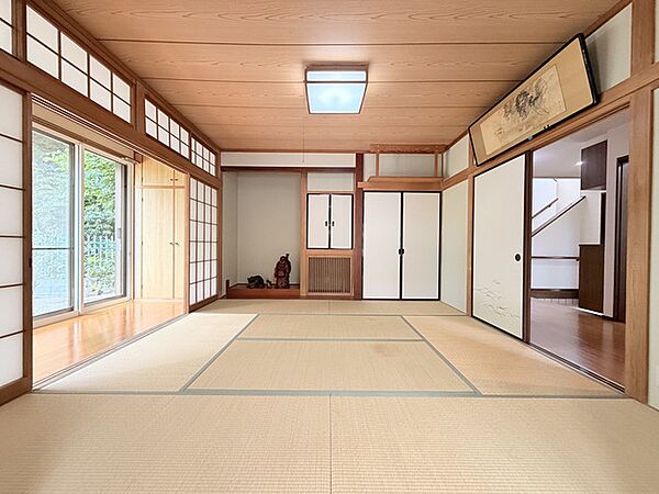 床の間付きで落ち着いた雰囲気の和室　玄関の近くにあり、客間としても使用できます