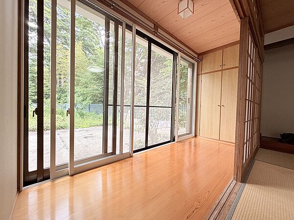 採光・通風に優れた広縁は、ホッと一息つける癒しの空間